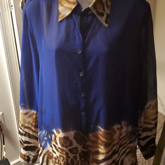 🐆Striking Animal print  tunic - Picture 2 of 6